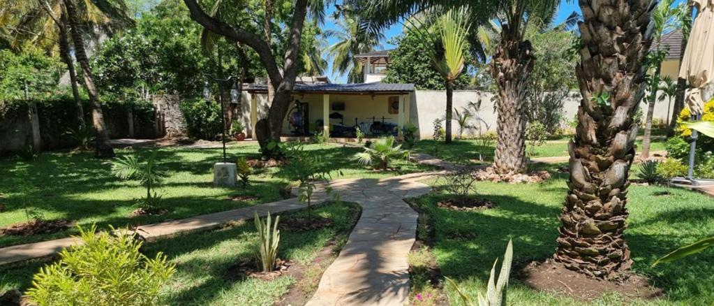 Apartmenthaus Salama Villen In Diani Playa de Diani Exterior foto