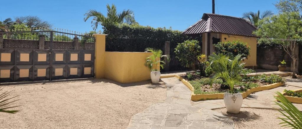 Apartmenthaus Salama Villen In Diani Playa de Diani Exterior foto